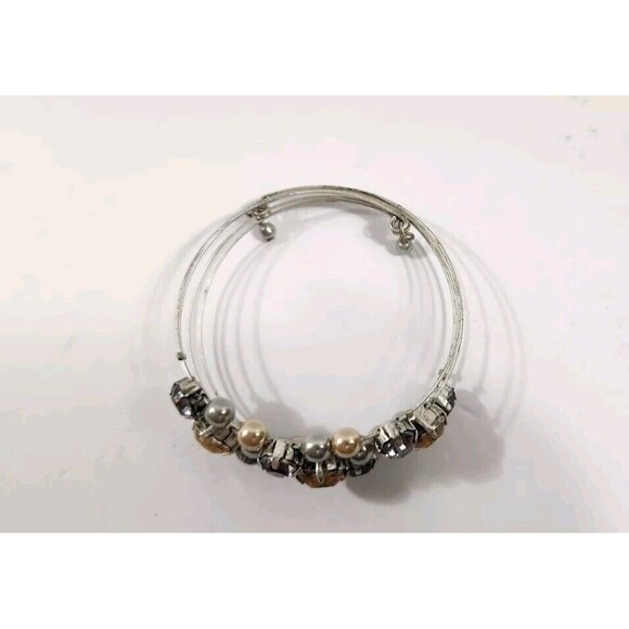 2010 Avon Sparkling Floral Cuff Bracelet Silver Tone Faux Pearls Rhinestones NEW - Picture 2 of 9